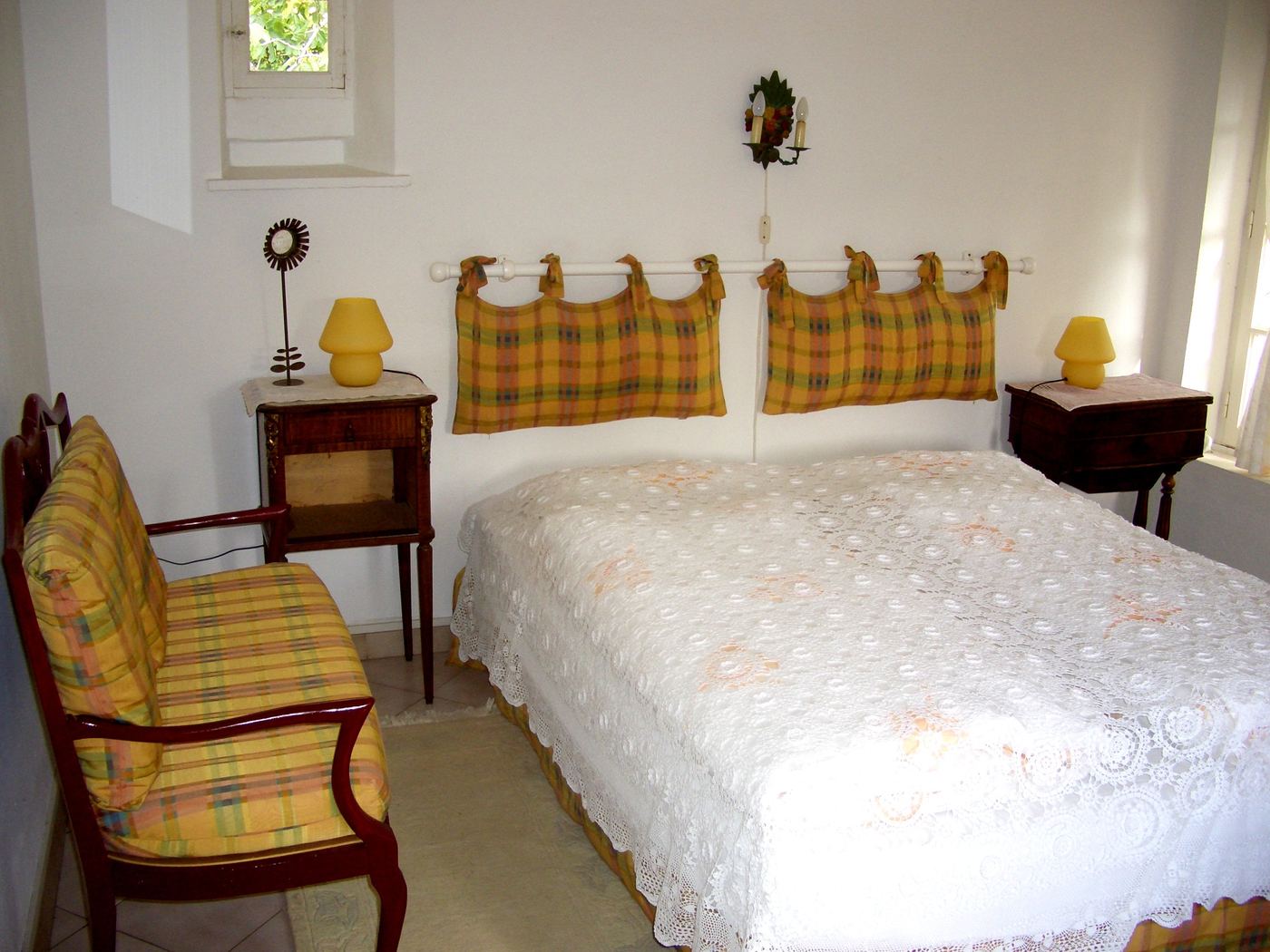 Schlafzimmer mit französischem Bett, Ansicht 1