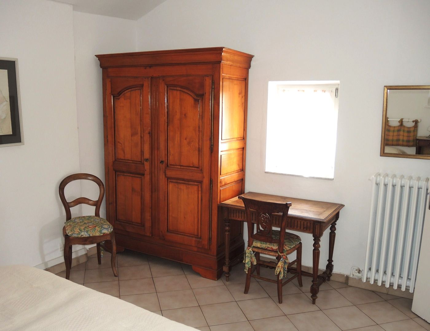Schlafzimmer mit französischem Bett, Ansicht 2