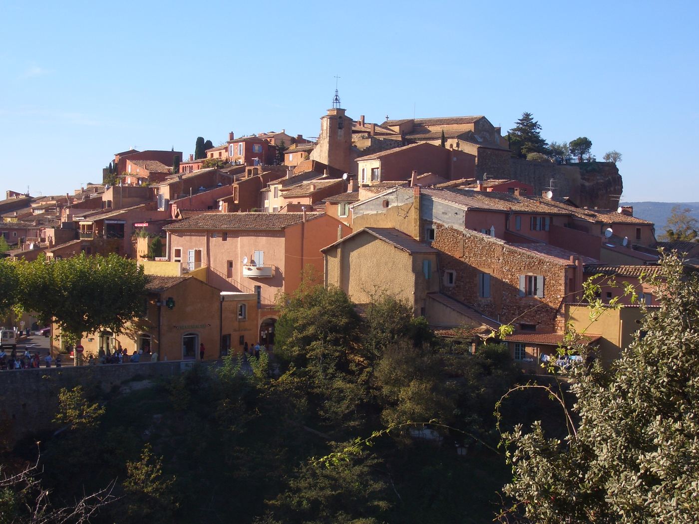 Roussillon mit seinen ockerfarbenen Felsen